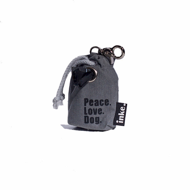 Distributeur de sacs à déjections canines Peace.Love.Dog. de Inke.